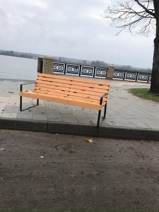 Устанавливают лавки на Набережной. На долго ли их хват?...