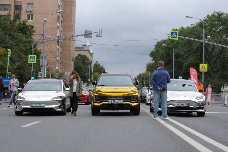 Фото с первого транспортного Электрофестиваля на московском Садовом кольце. Которое временно очистил
