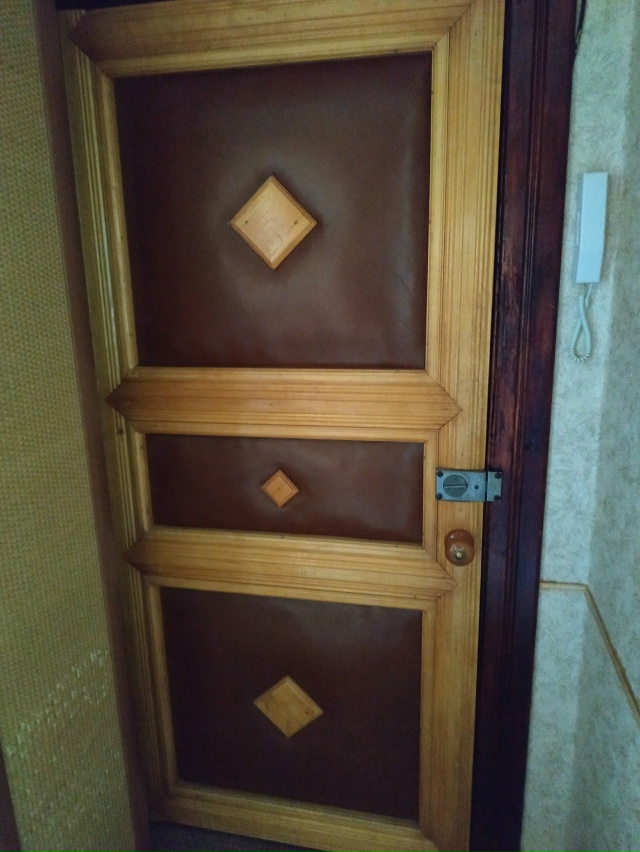 Отдам дверь, самовывоз с 4 этажа.