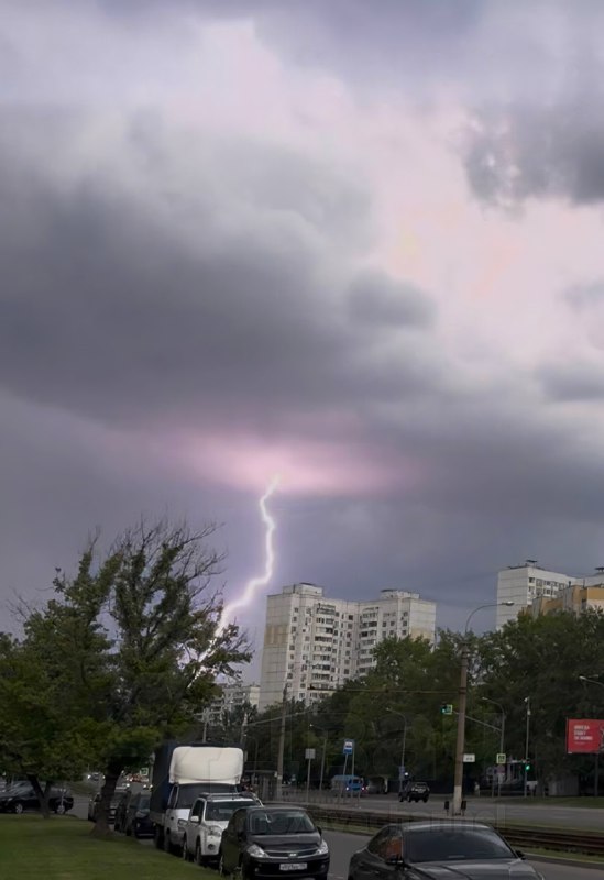 ⚡️На Москву идёт мощный ураган, который переворачивает машины Вместе с ним приближается мегаливень