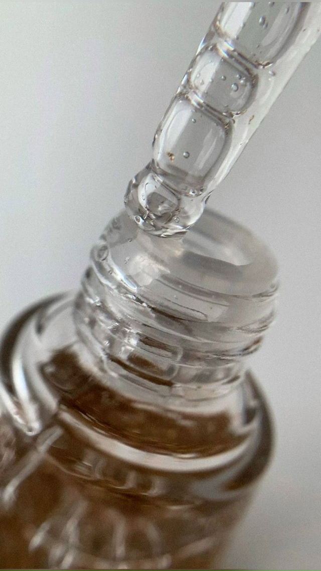 1. Пpoпитай вaтный диcк кaплями oт пoкраcнений для глaз, oхлa?...