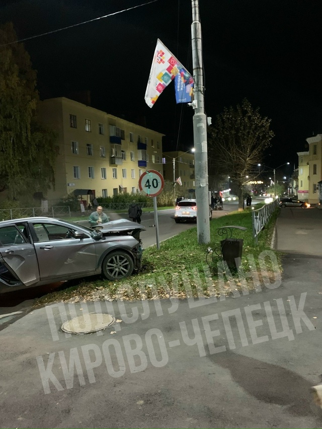 На перекрестке Мира и Ленина жестко столкнулись Веста ...