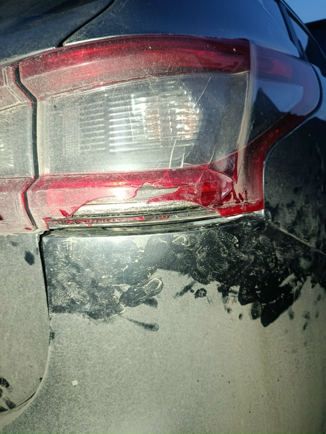 Ночью с 16.11 на 17.11 ударили стоящий автомобиль по адресу ...