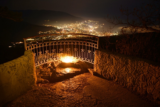 Серебряная беседка ночью и при восходе Луны над всем п?...