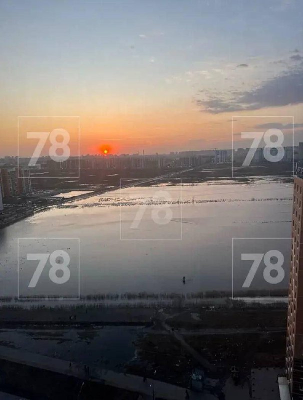 В подпитерском Мурино обнаружили царь-лужу.
Пора открывать купальный сезон в этом озере.