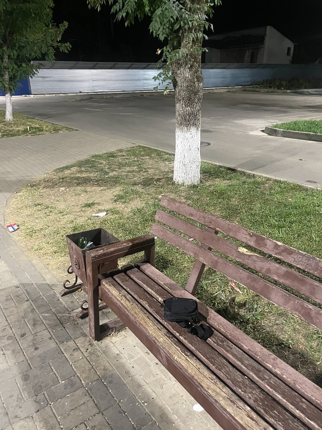 нашел сумку в парке , находится возле администрации в ц...