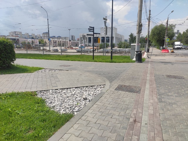 Кто-то додумался сделать отсыпку на углах, т.к. народ по...