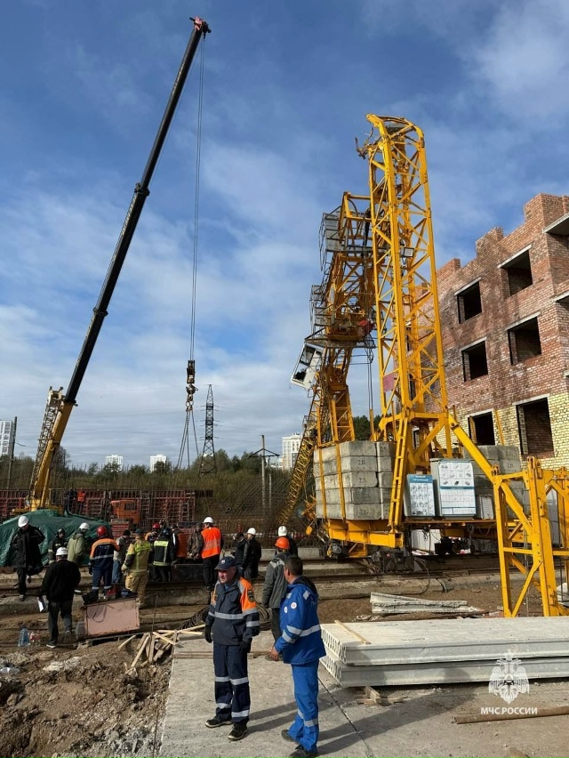 ⚡ Башенный кран с двумя рабочими рухнул под Уфой. Трое ...
