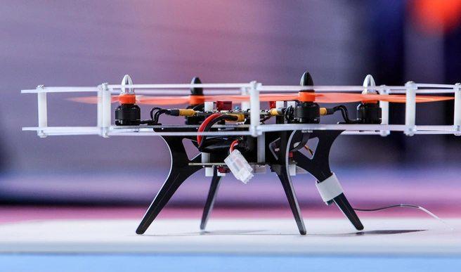 В России выпустили первый учебник по беспилотникам для школьников 10–11-х классов, рассказал прорект