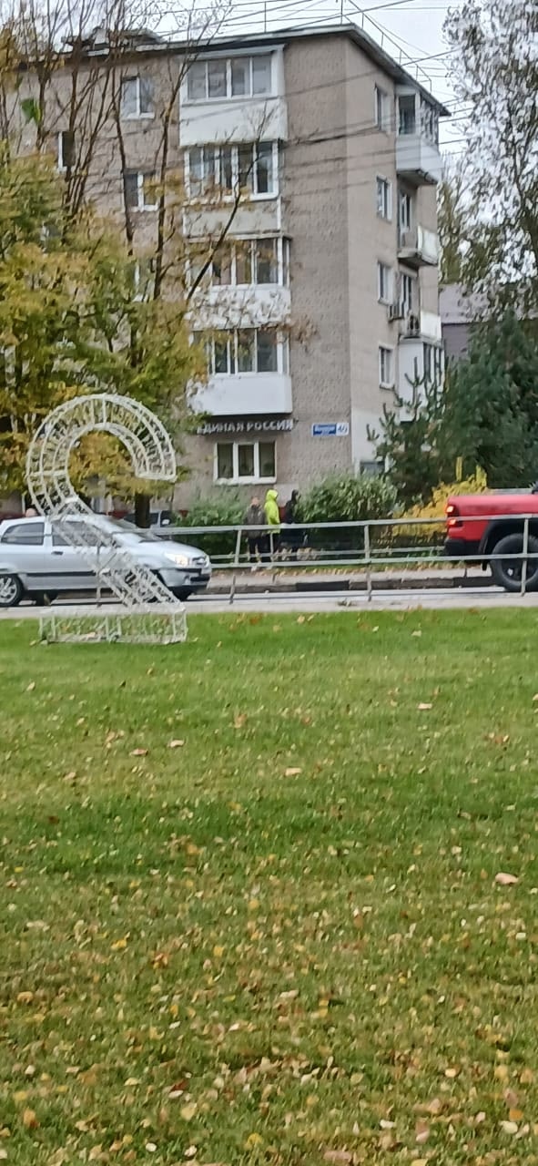мальчики 11-12 лет в 15:00 около администрации лезли к дево?...