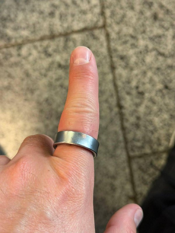 Британский блогер чуть не лишился пальца из-за умного кольца Samsung.
В аэропорту гаджет внезапно