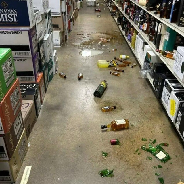 В США енот ночью пробрался в магазин алкоголя, напился,...