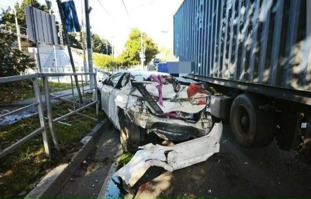 Двое маленьких детей пострадали в серьёзном ДТП с груз...