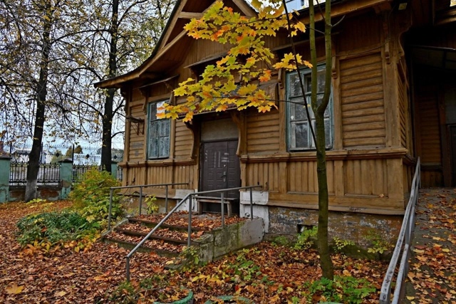 Скоро здесь бyдет сквер…
А пока так красиво всё усыпа?...