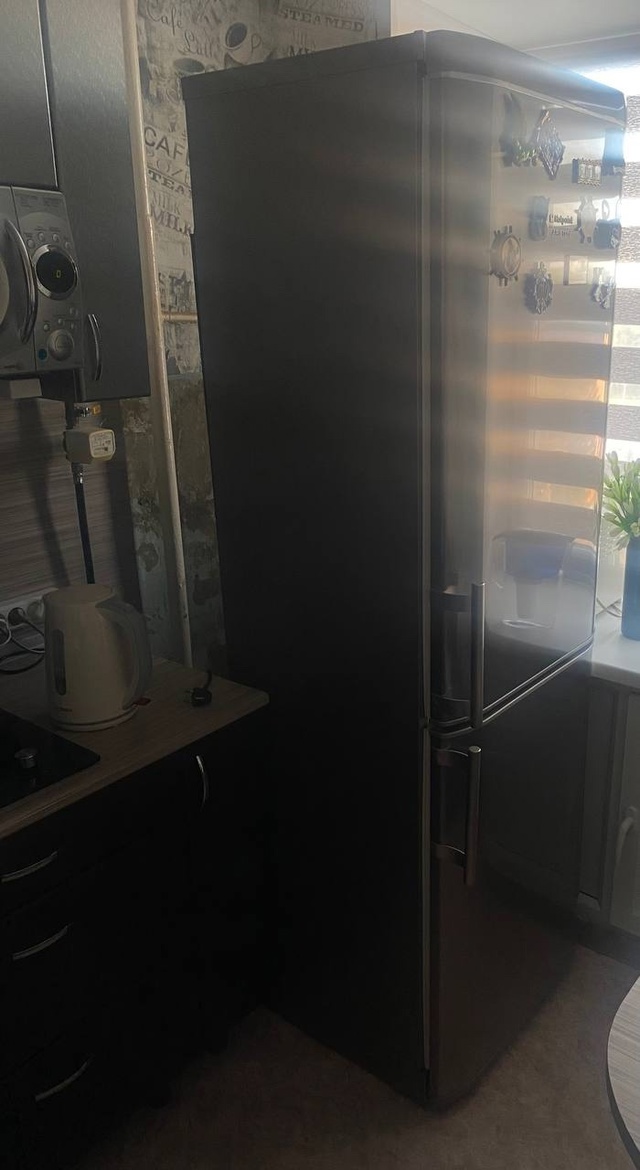 Отдам холодильник Hotpoint. Требуется ремонт компрессора ?...