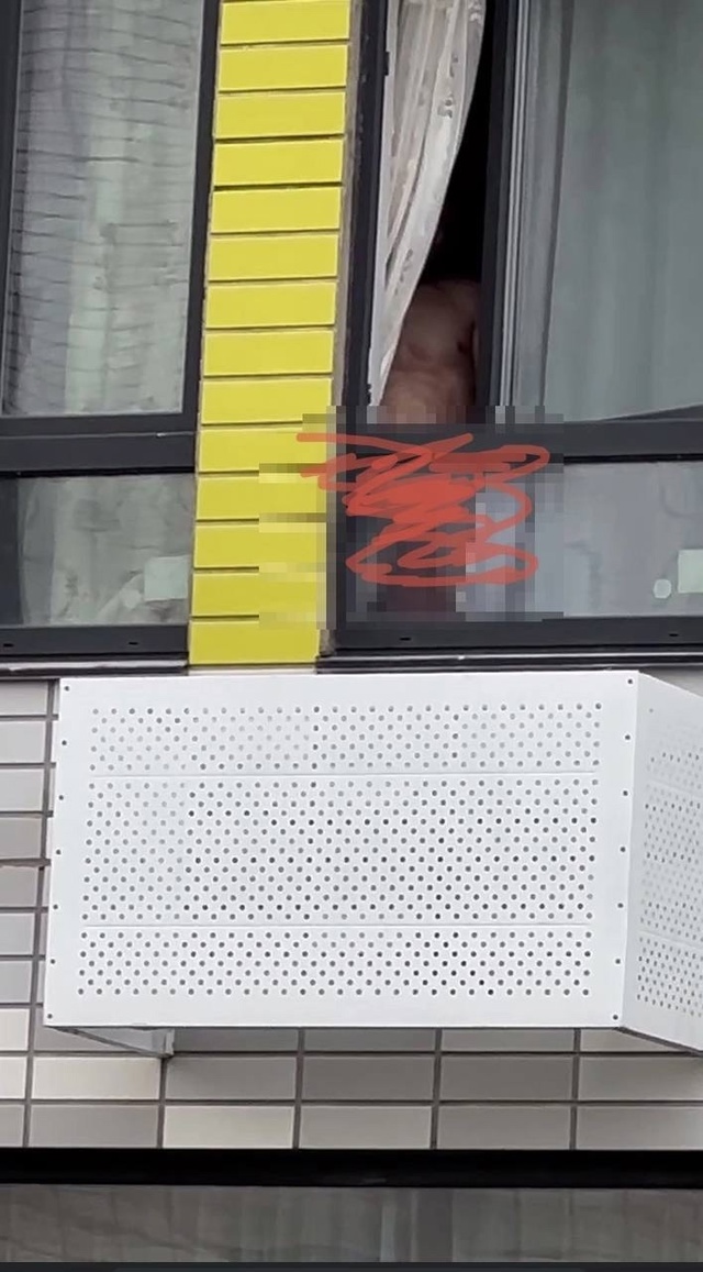 😨 В Дрожжино мужик, кажется, перегрелся и начал показы...