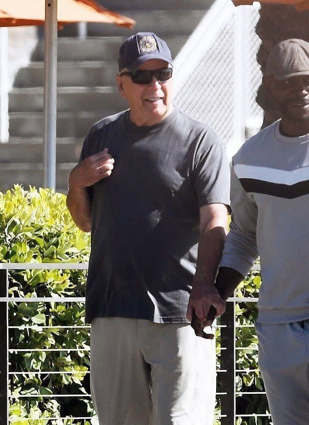 Брюса Уиллиса сняли гуляющим по пляжу с медбратом
Акт?...