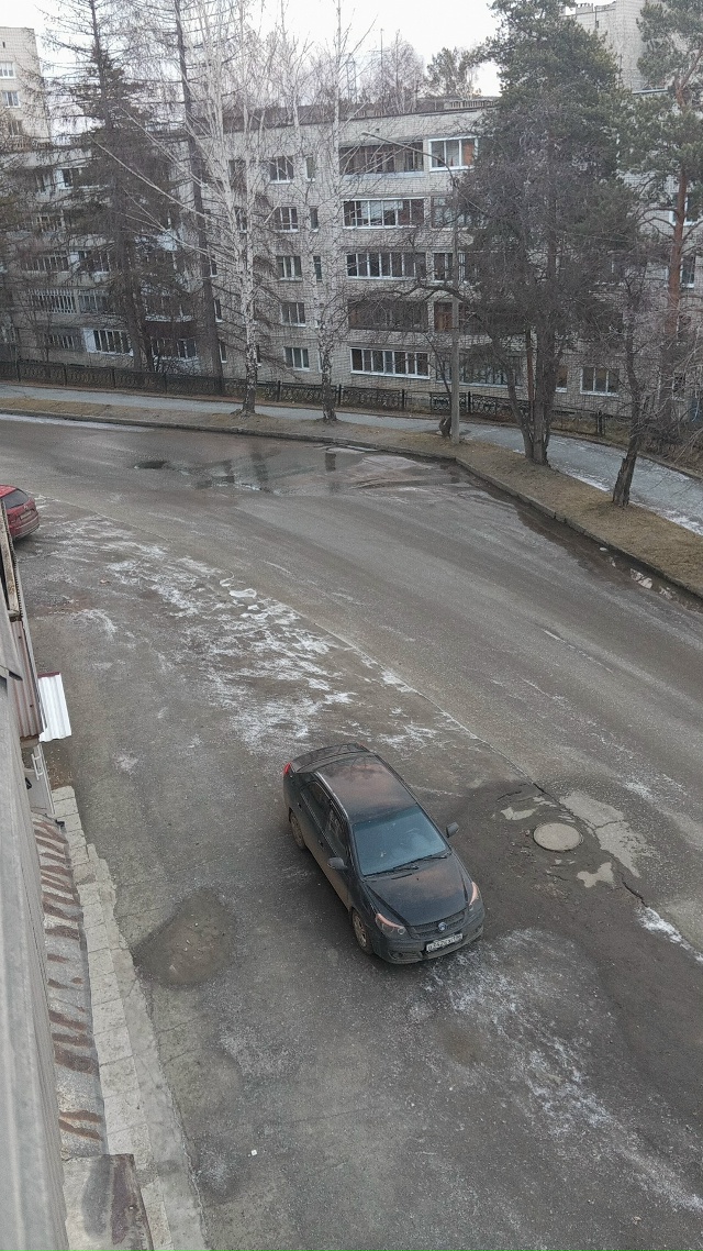 Течёт канализация через люк. Машиностроителей 9-11
Очер?...