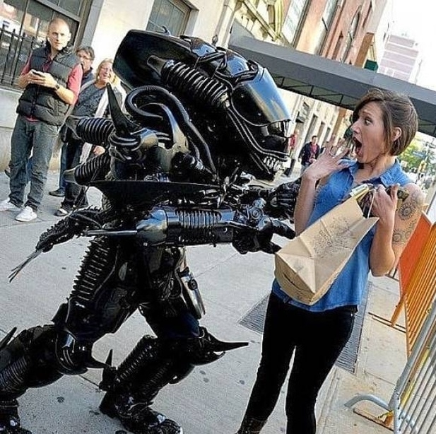 Питер Кокис - глава небольшой компании Brooklyn Robotworks. Зани...