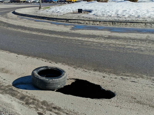 😶 Провалов асфальта мало не бывает!
Куряне делятся и...