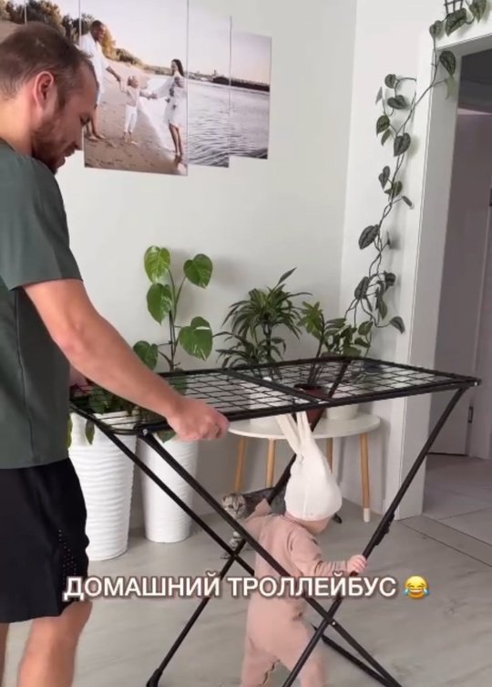 Чем бы дитя ни занималось, лишь бы тихо было. 😄