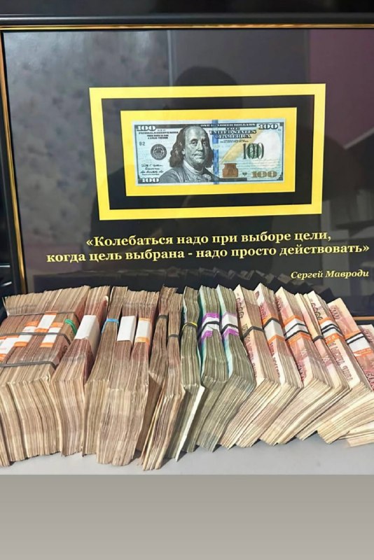 Человек вот с такой актуальной историей в профиле предлагает мне сотрудничество по продвижению его с