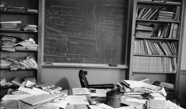 Cтол за которым работал Альберт Эйнштейн. Фото сделано ...