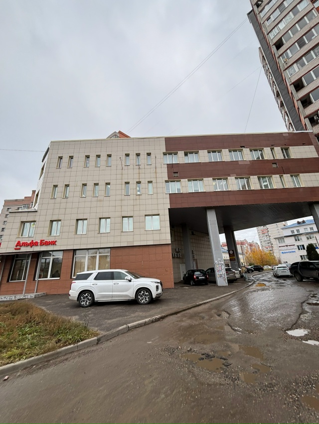 На ленинградском 52а треснула плитка и весит на одном к?...