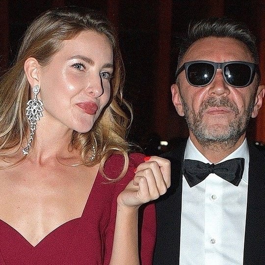 Крупно повезло: известные артисты, которые женились на...