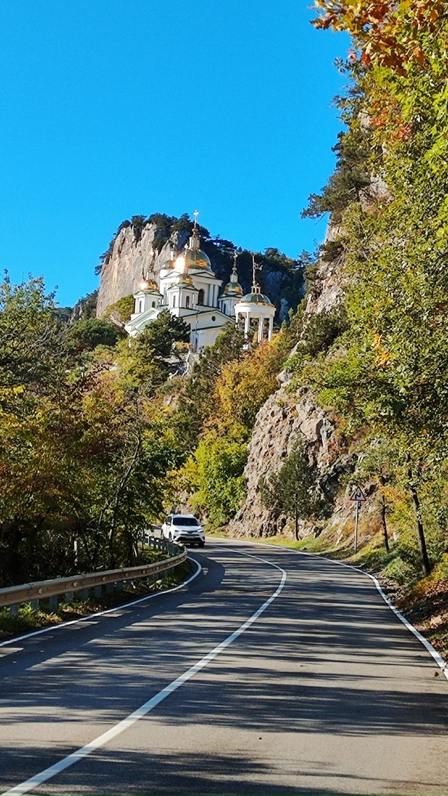 Как же это красиво! 😍
Настоящая золотая осень в Ялте ???...