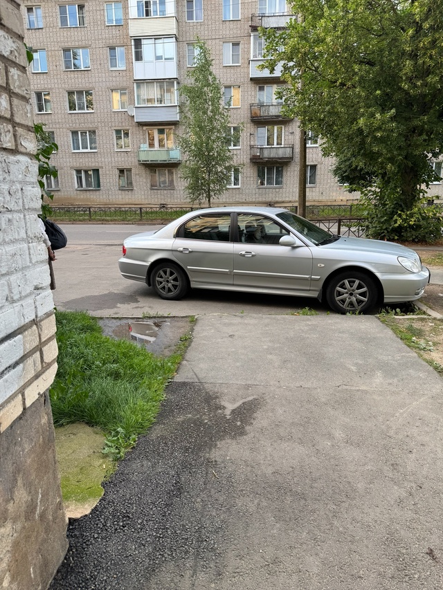 Вот, честно, задолбали! Вы хоть, когда паркуетесь, думай...