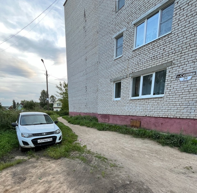 На Седова 29 под машиной живет котенок, кошки рядом нет, ...