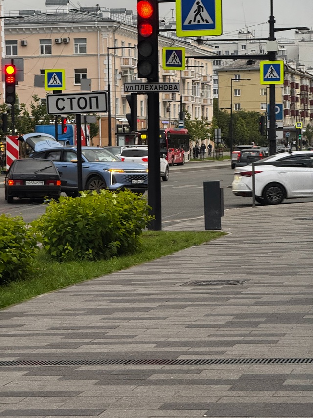 ДТП на пересечении Ленина-Плеханова, в ту же сторону ех...