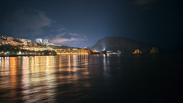 Ночной Гурзуф это просто волшебство! ✨🌃
С моря он выг?...