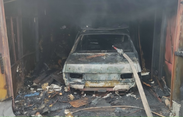🔥 В Копейске сгорел автомобиль прямо в гараже — спаса...
