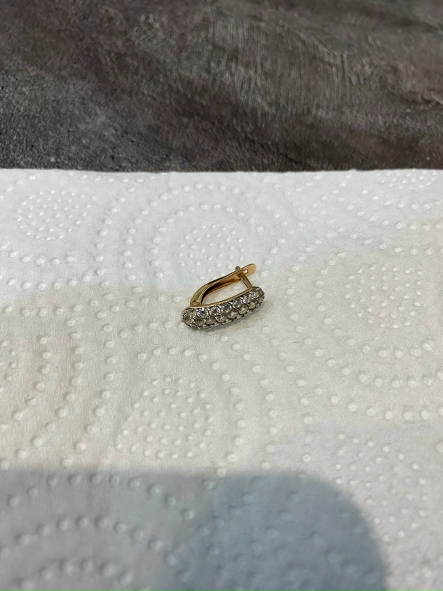 Найдена золотая сережка , отдам при предъявлении второ...