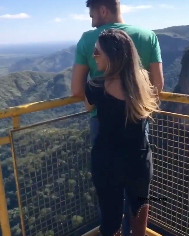 Каждый человек заслуживает счастья и любви!
Она подни...