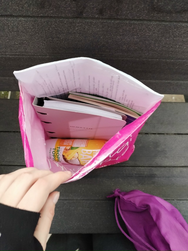 в 16:30 на остановке ул. Строителей был найден пакет с вещ...