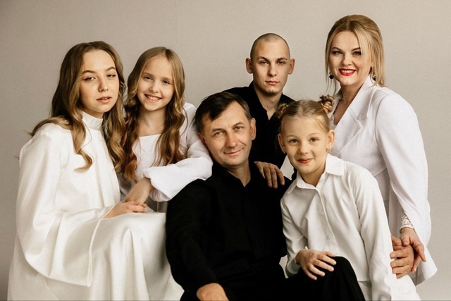 Многодетные родители Светлана и Иван Лебедевы из Мину?...
