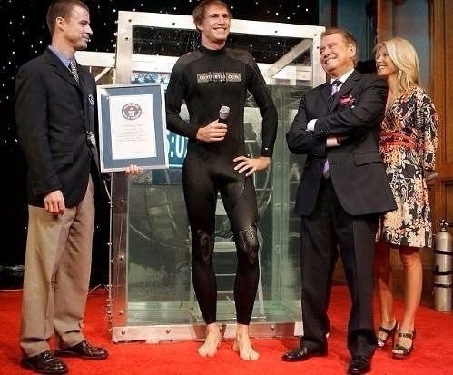 Том Ситес (Tom Sietas) из Германии смог задержать дыхание по...