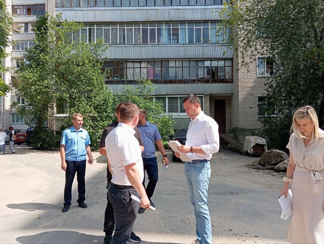 Во дворе Лесного б-ра 6, 8, 10, 12 с утра развернулась актив?...