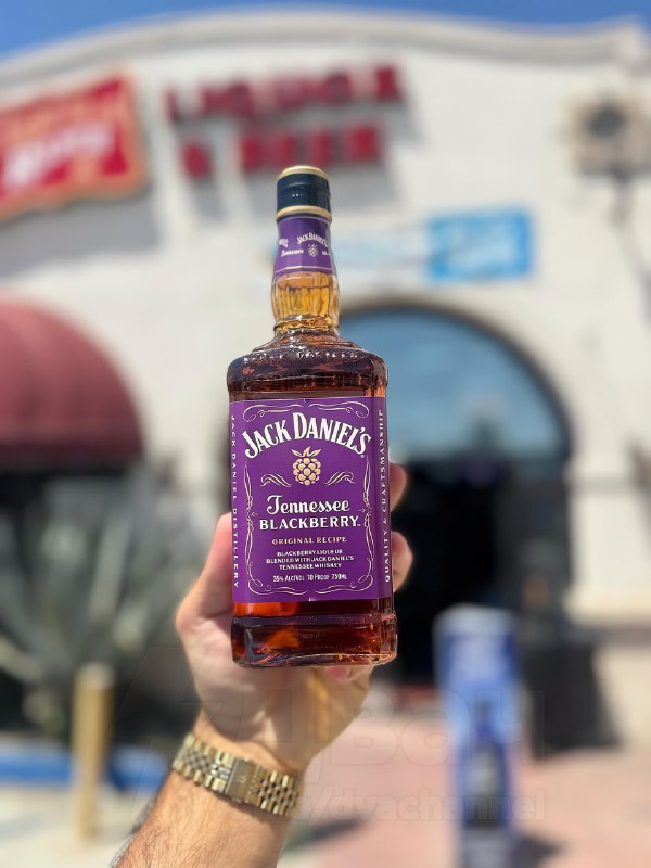 В российские магазины завезли ежевичный Jack Daniel's — новинка ехала до нас полгода
Это мы пьём?