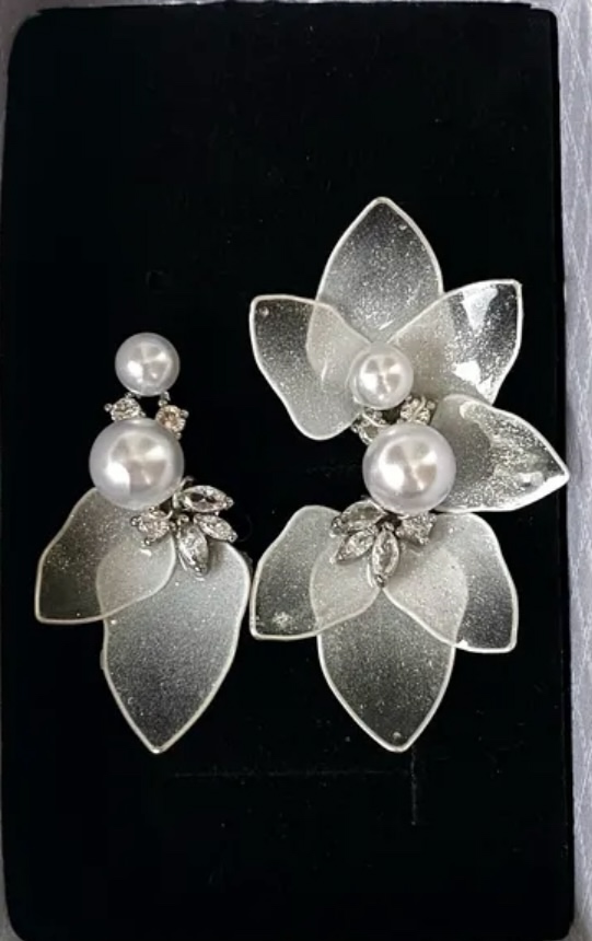 Помогите, пожалуйста, подобрать украшение на шею. Жела?...