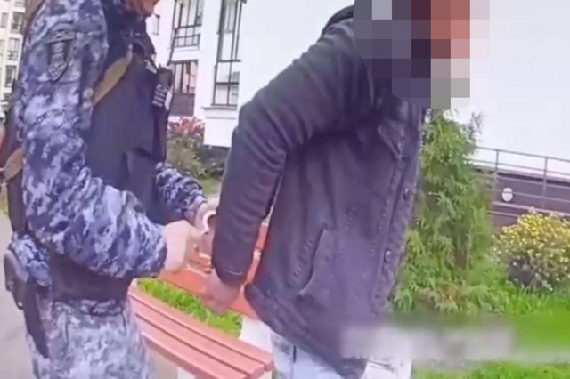 В Петергофе росгвардейцы задержали 31-летнего злоумышл...