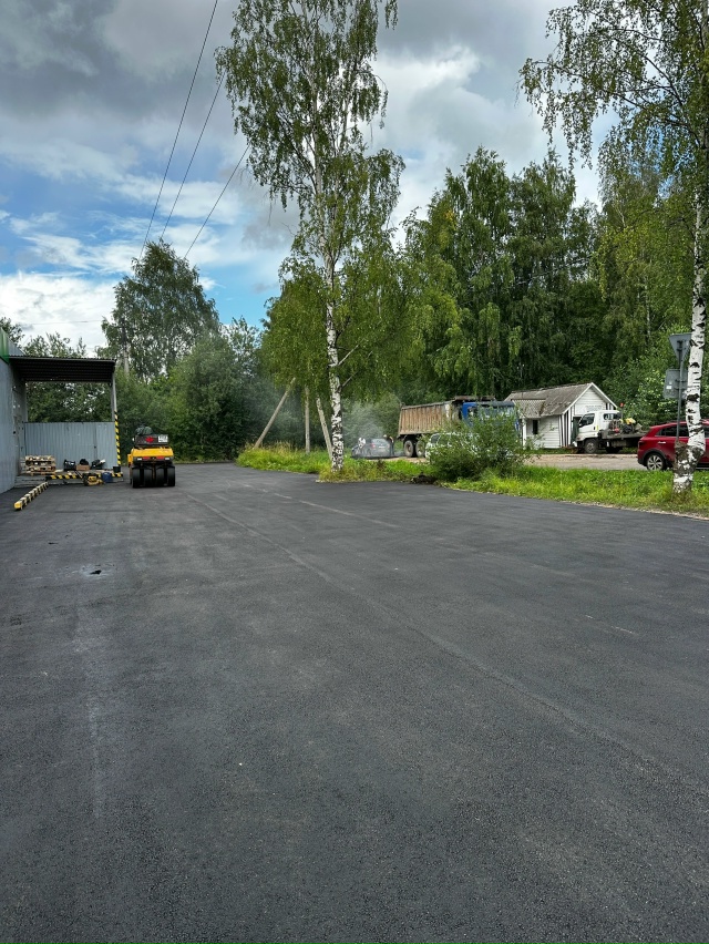 И у пятёрочки за переездом полностью обновили асфальт!...