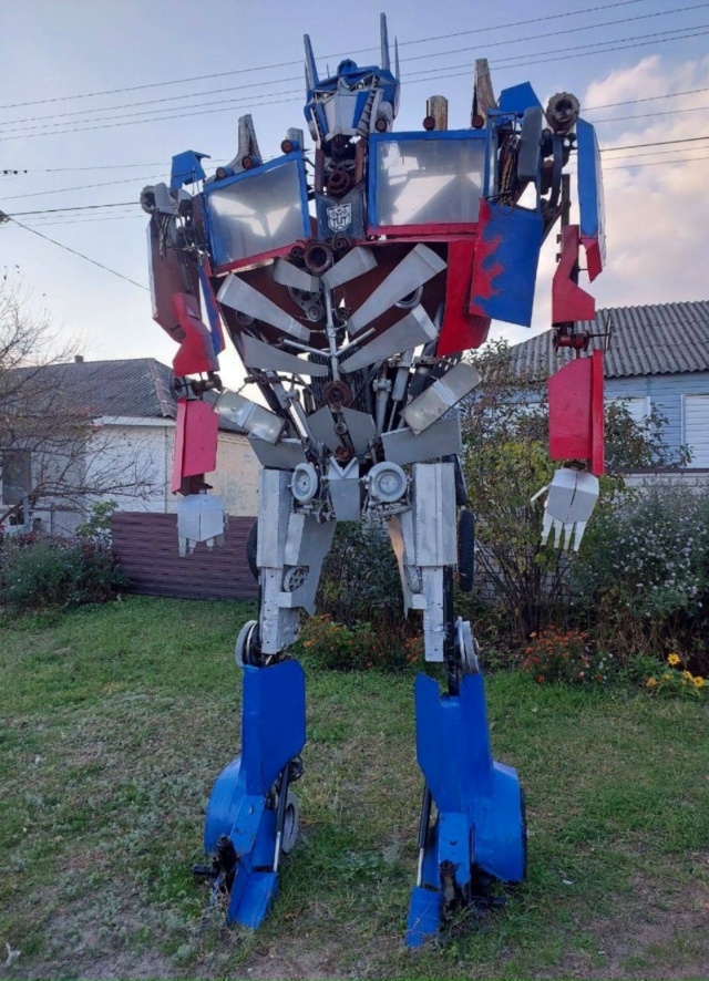 В Новоподклетном Трансформеры Оптимус Прайм и Бамблби...