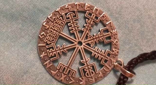 Утерян кулон в 3 микрорайоне ,очень дорог хозяину ,прос?...