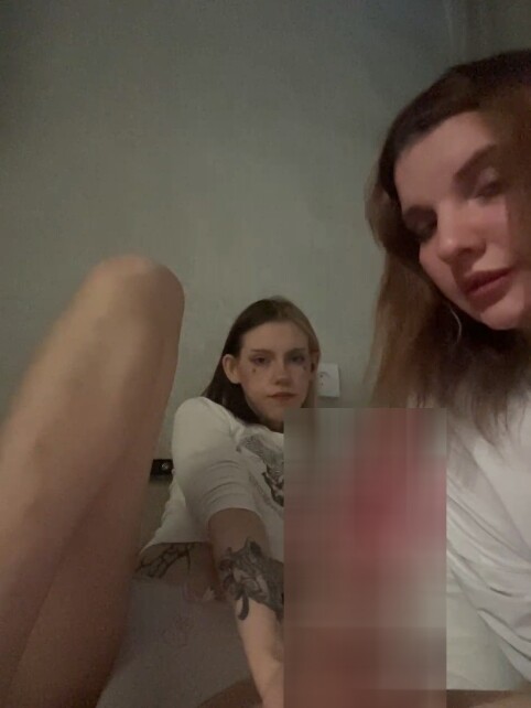 Пока никого не было дома, две подружки решили развлечь?...