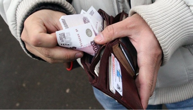 Почти каждому третьему россиянину не хватает денег до ...
