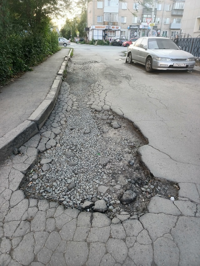 Хозяин авто найдись и убери пожалуйста свою колымагу и...